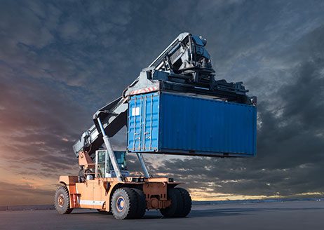 Container hängt am Containerstapler